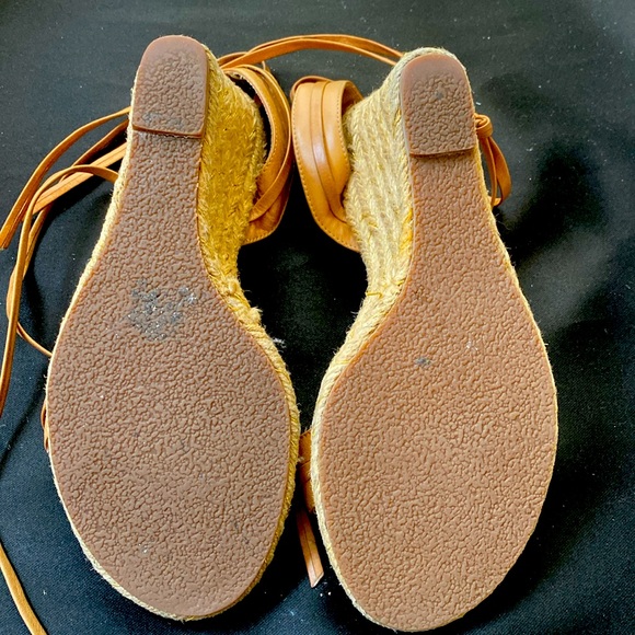 Summer woven sandals. ♻️ upcycle, recycle ♻️ it has a lot of potential. - Picture 2 of 7